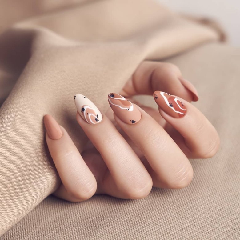Нюдовий манікюр 2022 мигдаль літо