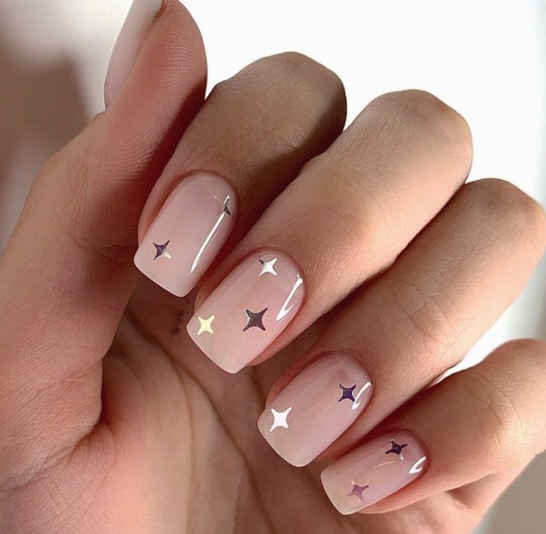 Манікюр нюд із серцем