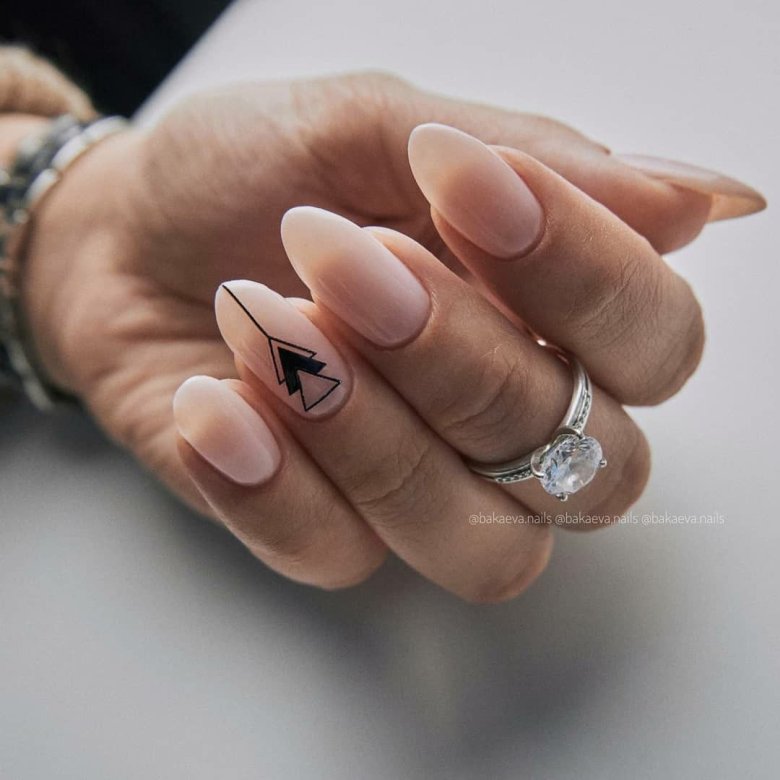 Манікюр нюд геометрія