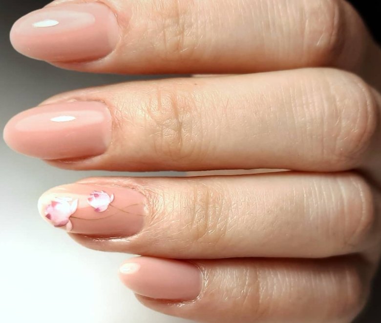 Манікюр нюдовий з червоним декором