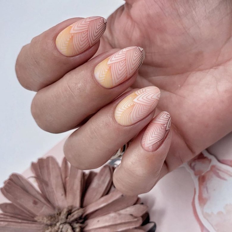 Дизайн нігтів нюд