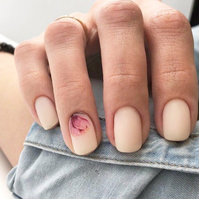 Нюд на короткі нігті
