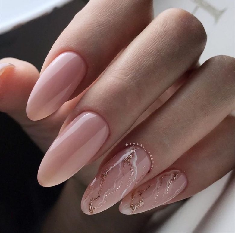 Милі нюдові нігті