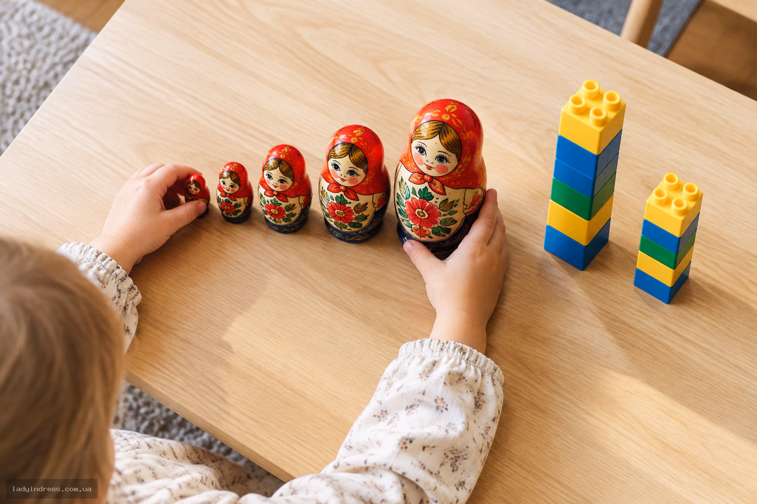Дитина розставляє матрьошки за розміром від найменшої до найбільшої