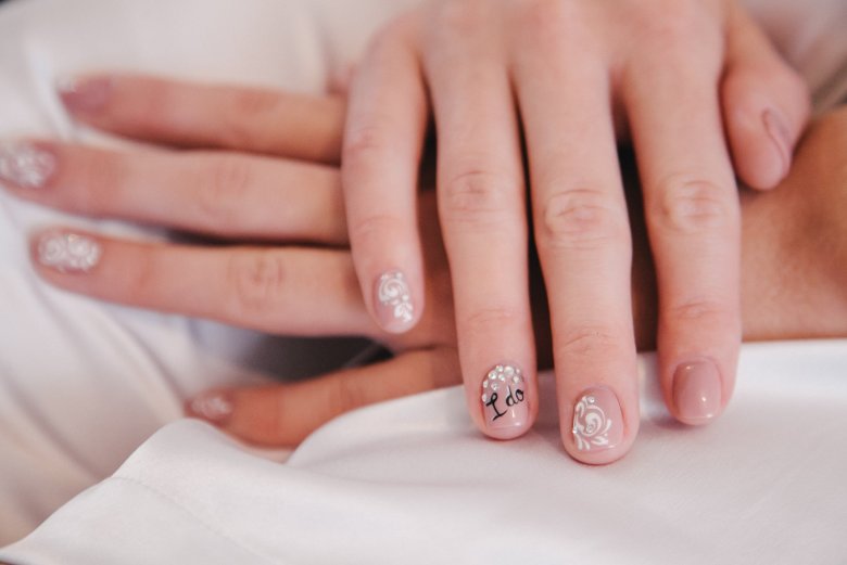 Свадебный маникюр для невесты цвета шампань