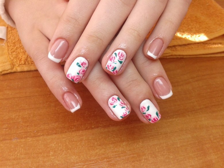 Маникюр на короткие ногти с наклейками