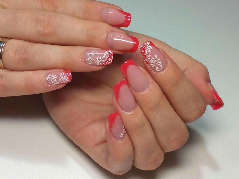 Маникюр френч двухцветный с рисунком
