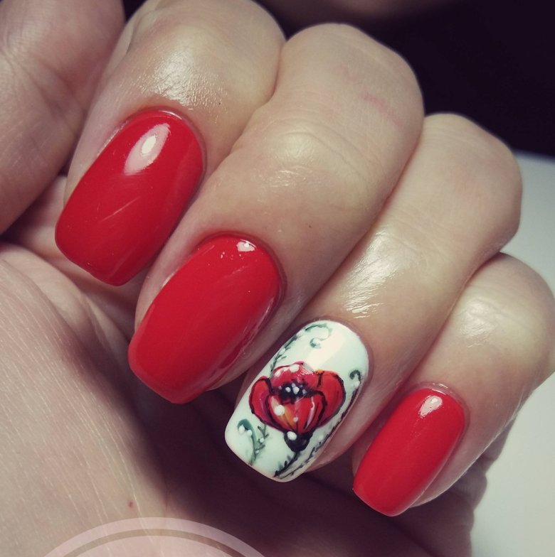 Мак на ногтях