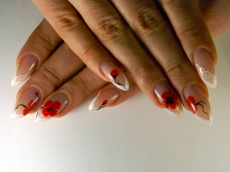 Красный маникюр с маками