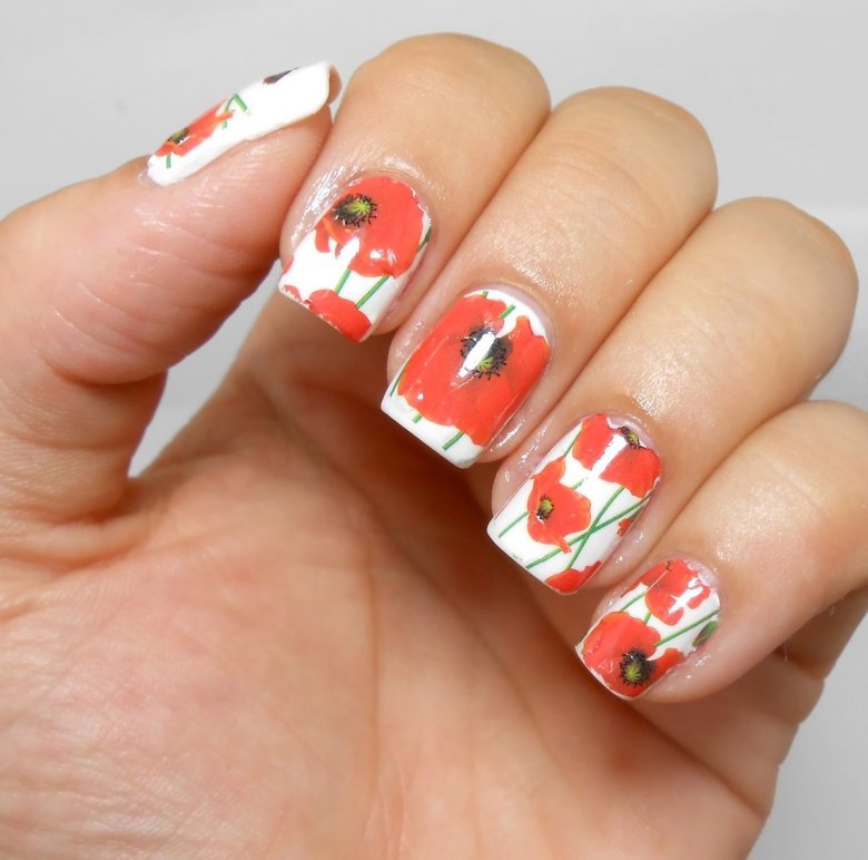 Маникюр с маками на короткие ногти