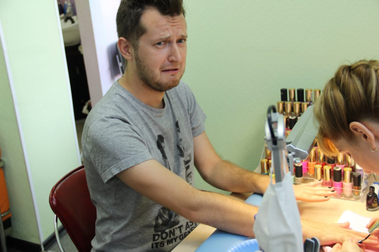 Мужчина маникюрщик