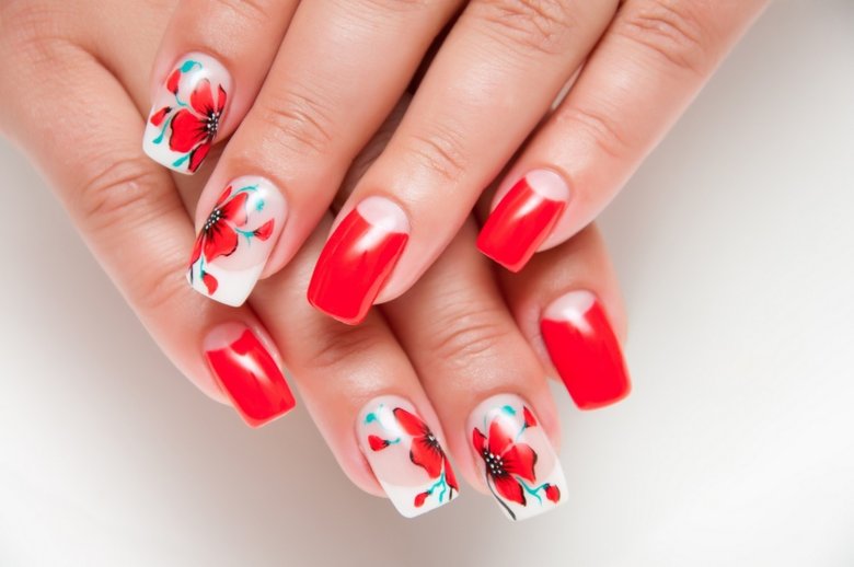 Красный маникюр с маками