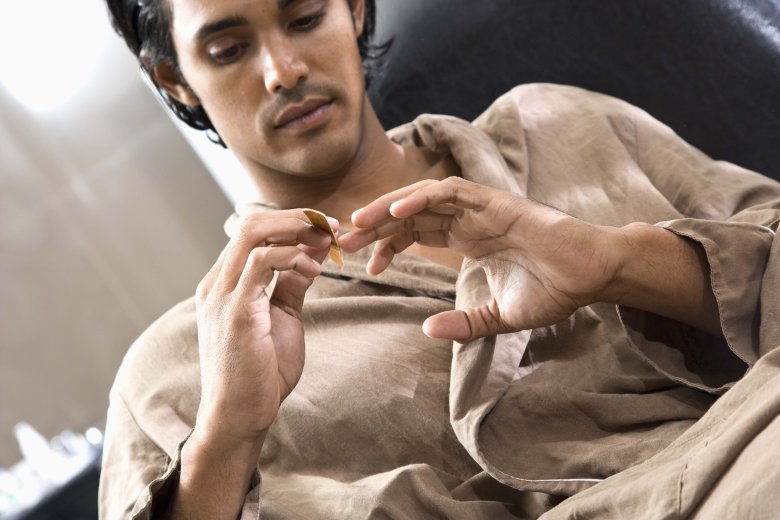 Мужик делает маникюр