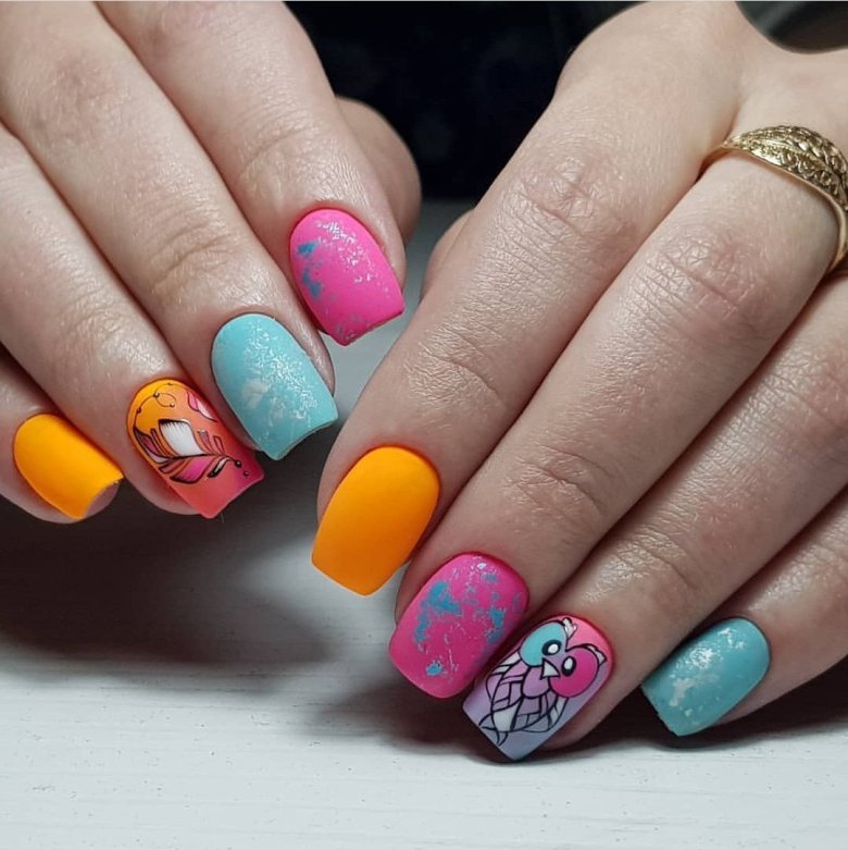 Маникюр лето разноцветный