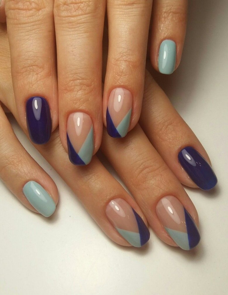 Двухцветный френч на ногтях