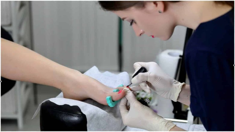 Педикюр в салоне