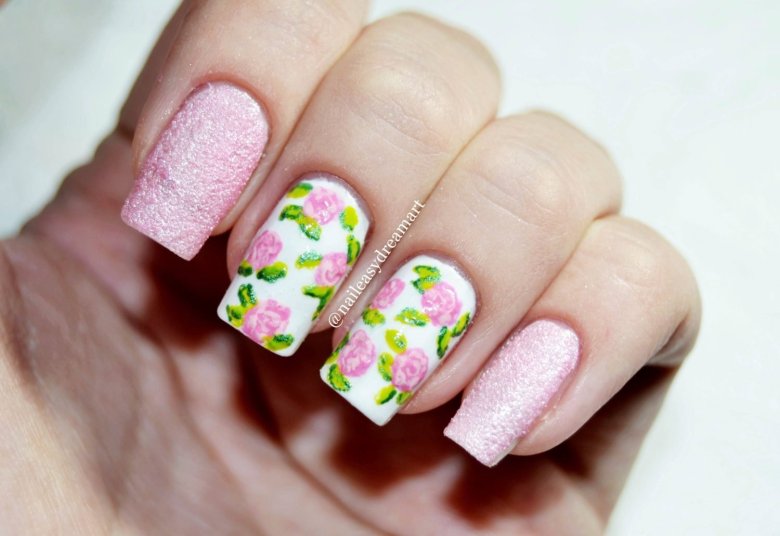 Маникюр розовый с цветочным принтом