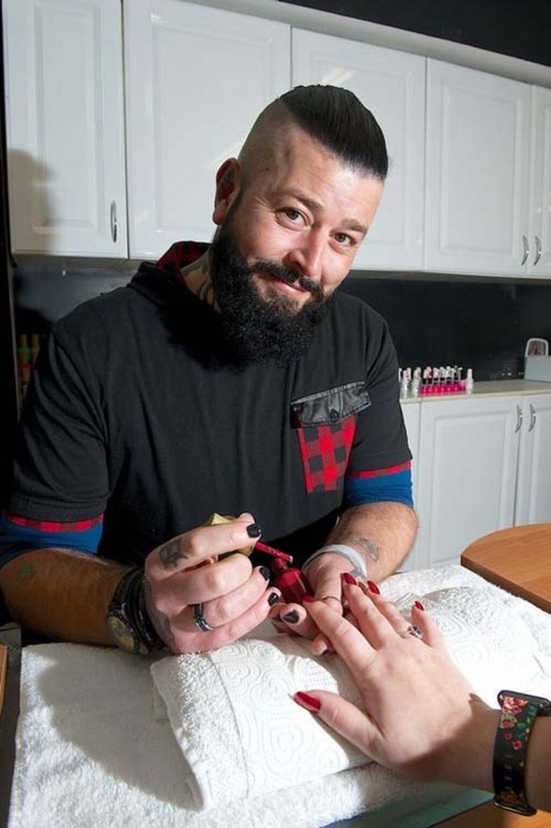 Мужик делает маникюр