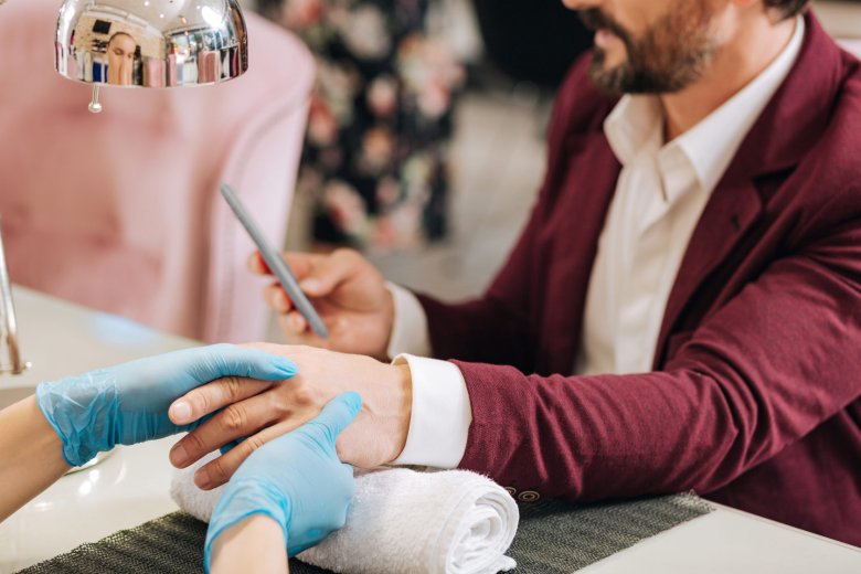 Мужской маникюр процесс