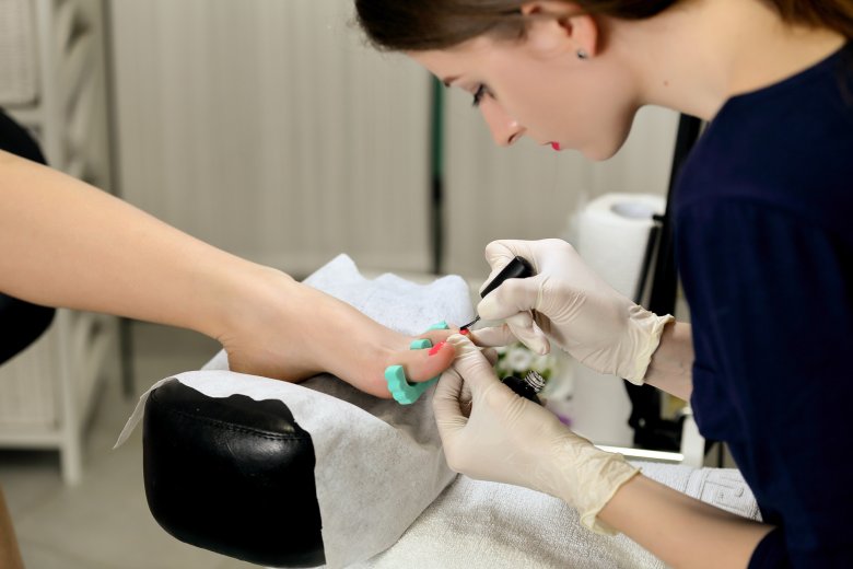 Бирюзовый педикюр