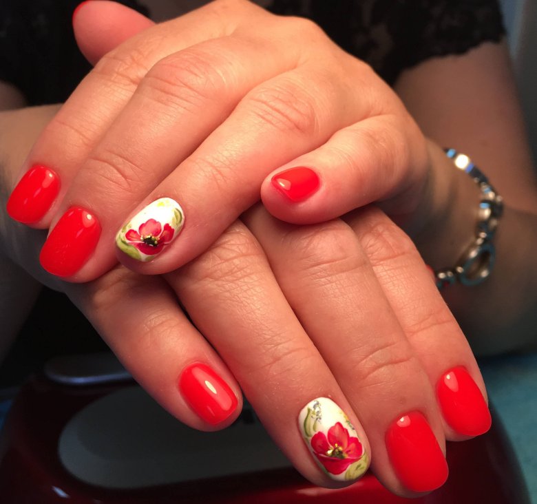 Мак на ногтях