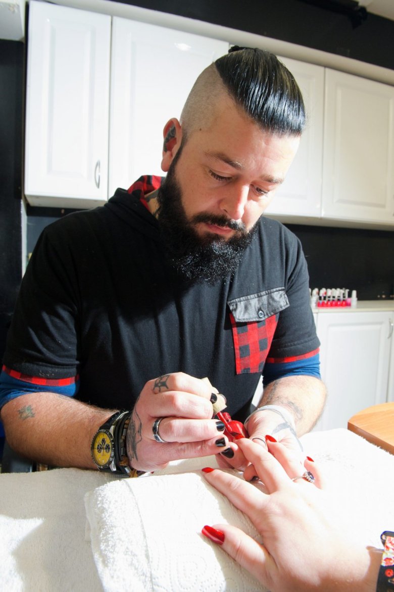 Мужчина маникюрщик