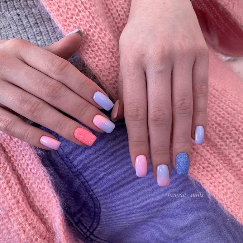 Маникюр нюд с зеленым