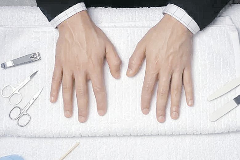 Мужик в косметике