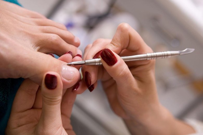 Мужской аппаратный маникюр