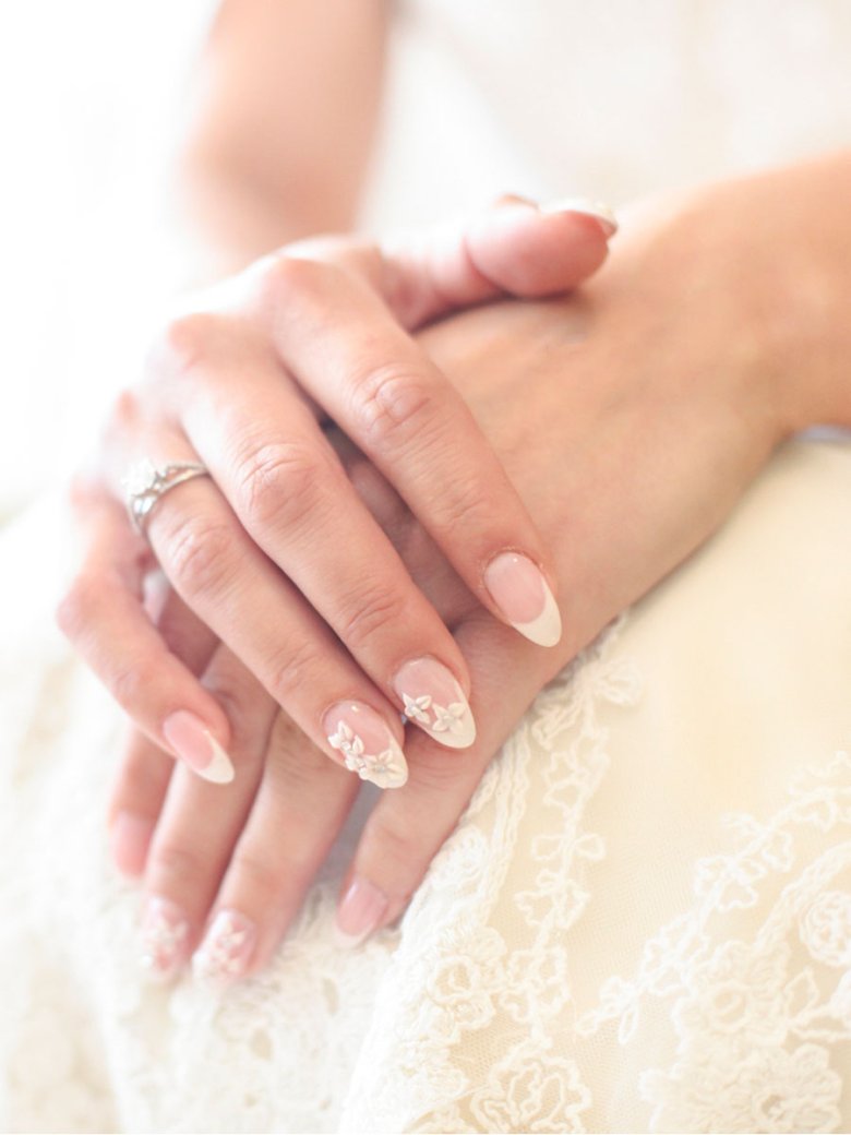 Нюдовый свадебный маникюр миндаль