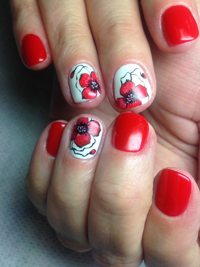 Маки на ногтях