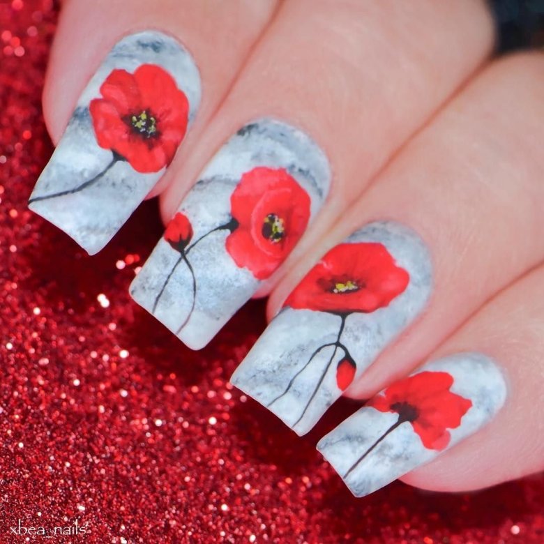 Маникюр с маками на ногтях