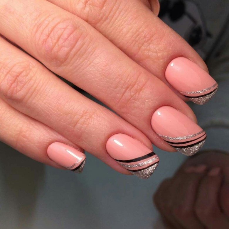 Двухцветный френч на ногтях