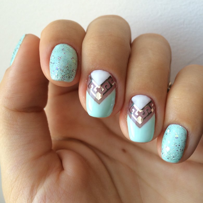 Мятный маникюр с наклейками