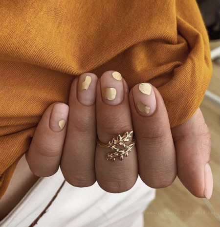 Голий манікюр з елементів дизайну