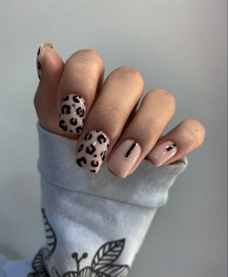 Стильний дизайн манікюру на квадратну форму нігтів.