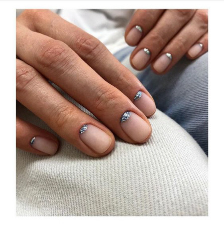 Голий манікюр з елементів дизайну