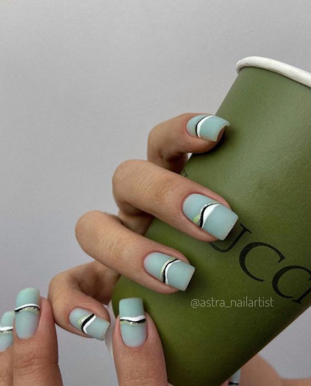 Стильний дизайн манікюру на квадратну форму нігтів.