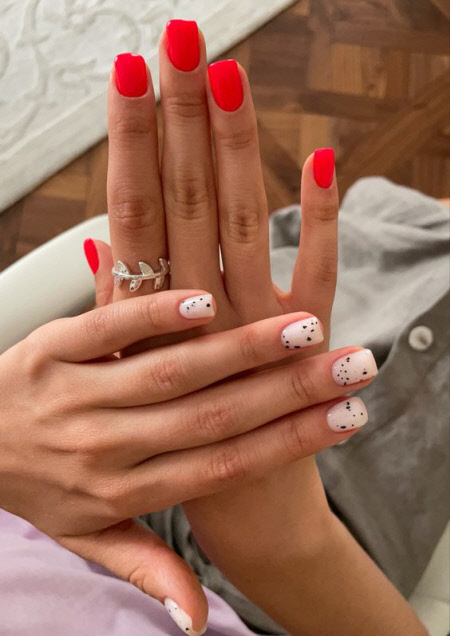 Різний дизайн нігтів на обох руках