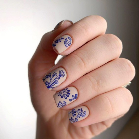 Манікюр з квітами: весняні ідеї