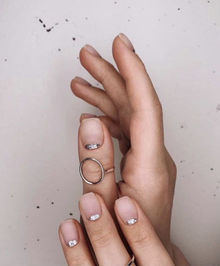 Голий манікюр з елементів дизайну