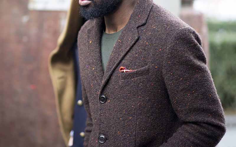 Вироби з вовни та вельвету краще чистити щіткою або вологою губкою Фото: Изделия из шерсти и вельвета лучше чистить щеткой или влажной губкой