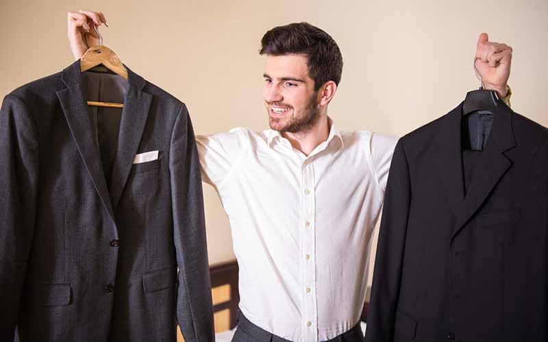 Для сушіння піджака використовується звичайна вішалка Фото: Для сушки пиджака используется обычная вешалка