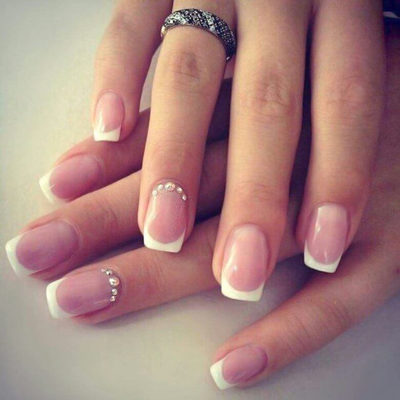Французский маникюр со стразами