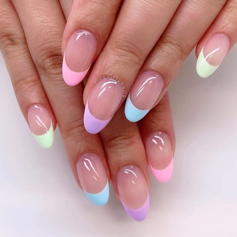 Французский маникюр разноцветный