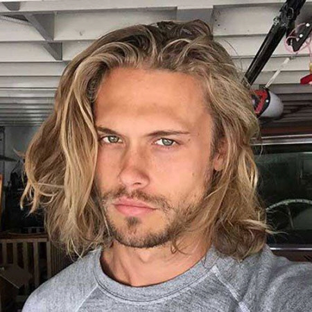 Чоловічі багатошарові стрижки на довге волосся