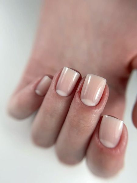Манікюр у стилі мінімалізм