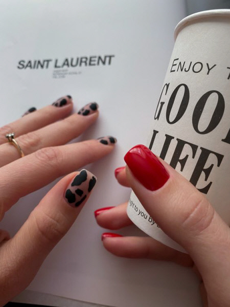 Стильний дизайн манікюру на квадратну форму нігтів.