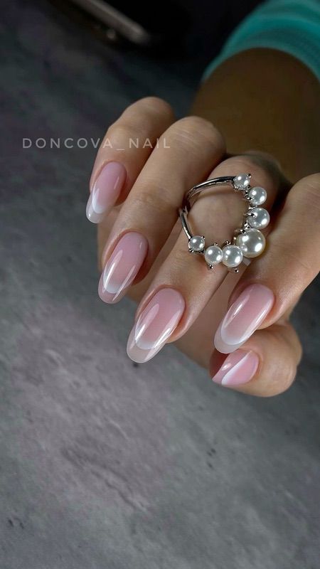 Фото манікюру в мінімалістичному стилі