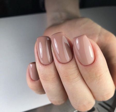 Модний кремово-коричневий манікюр